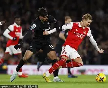 包含NBA季后赛倒计时，西汉姆关键时刻主帅复盘，细节引发关注，媒体盛赞，球队文化再被提及的词条