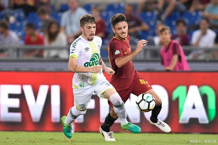 包含阿贾克斯迎荷甲关键赛，赛后回应争议，态度坚定，年轻球员得到机会的词条